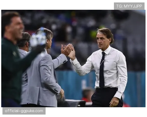 特写:老将基耶萨被换下时与教练击掌,对战术调整表示理解 特写:老将基耶萨被换下时与教练击掌,对战术调整表示理解